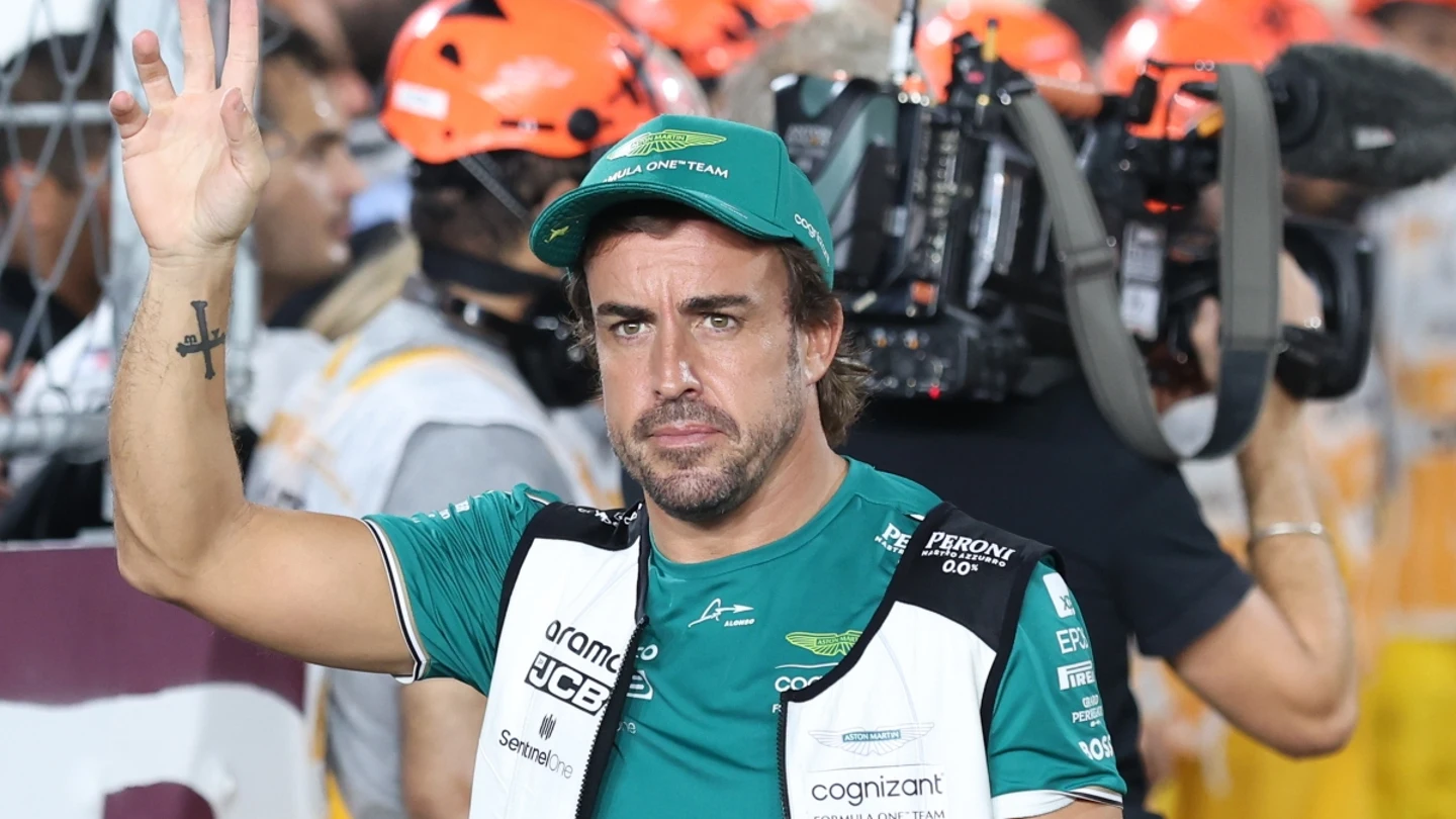 Fernando Alonso, en el 'paddock' Fernando Alonso, en el 'paddock'