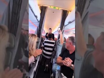 Un pasajero le pide matrimonio en pleno vuelo a su novia azafata y esta es la reacción