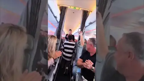 Un pasajero le pide matrimonio en pleno vuelo a su novia azafata y esta es la reacción Un pasajero le pide matrimonio en pleno vuelo a su novia azafata y esta es la reacción