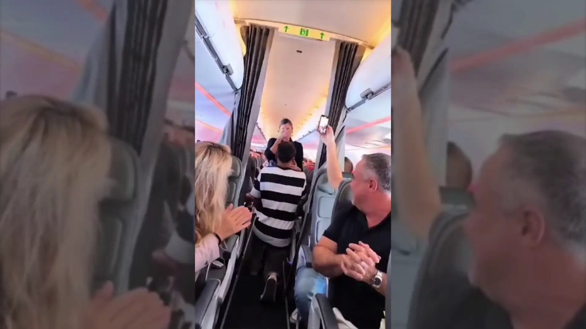 Un pasajero le pide matrimonio en pleno vuelo a su novia azafata y esta es la reacción