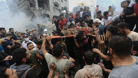 Palestinos llevan un cadáver tras la respuesta de Israel a los ataques de Hamás en la Franja de Gaza Palestinos llevan un cadáver tras la respuesta de Israel a los ataques de Hamás en la Franja de Gaza