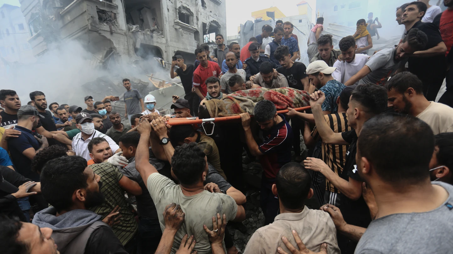 Palestinos llevan un cadáver tras la respuesta de Israel a los ataques de Hamás en la Franja de Gaza Palestinos llevan un cadáver tras la respuesta de Israel a los ataques de Hamás en la Franja de Gaza