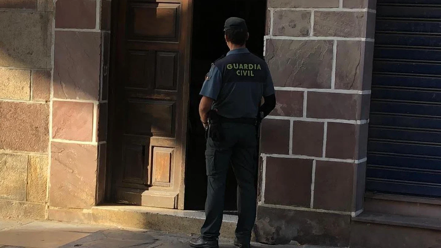 Muere un joven en Navarra tras explotar el dispositivo electrónico que cargaba en la mesilla Muere un joven en Navarra tras explotar el dispositivo electrónico que cargaba en la mesilla