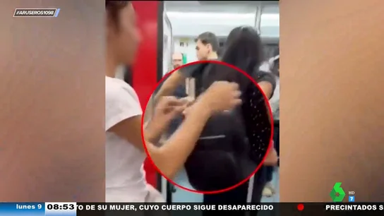 Dos carteristas intentan agredir a una mujer que les pilla 'in fraganti' en el metro de Barcelona: vídeo del momento Dos carteristas intentan agredir a una mujer que les pilla 'in fraganti' en el metro de Barcelona: vídeo del momento