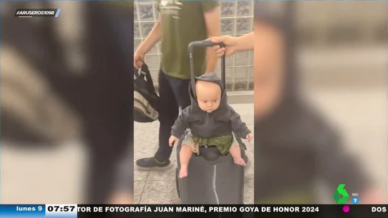 El divertido vídeo viral del truco de unos padres para no perder al bebé de vista en el aeropuerto El divertido vídeo viral del truco de unos padres para no perder al bebé de vista en el aeropuerto