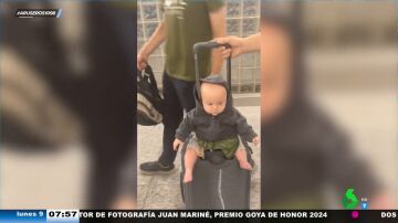 El divertido vídeo viral del truco de unos padres para no perder al bebé de vista en el aeropuerto