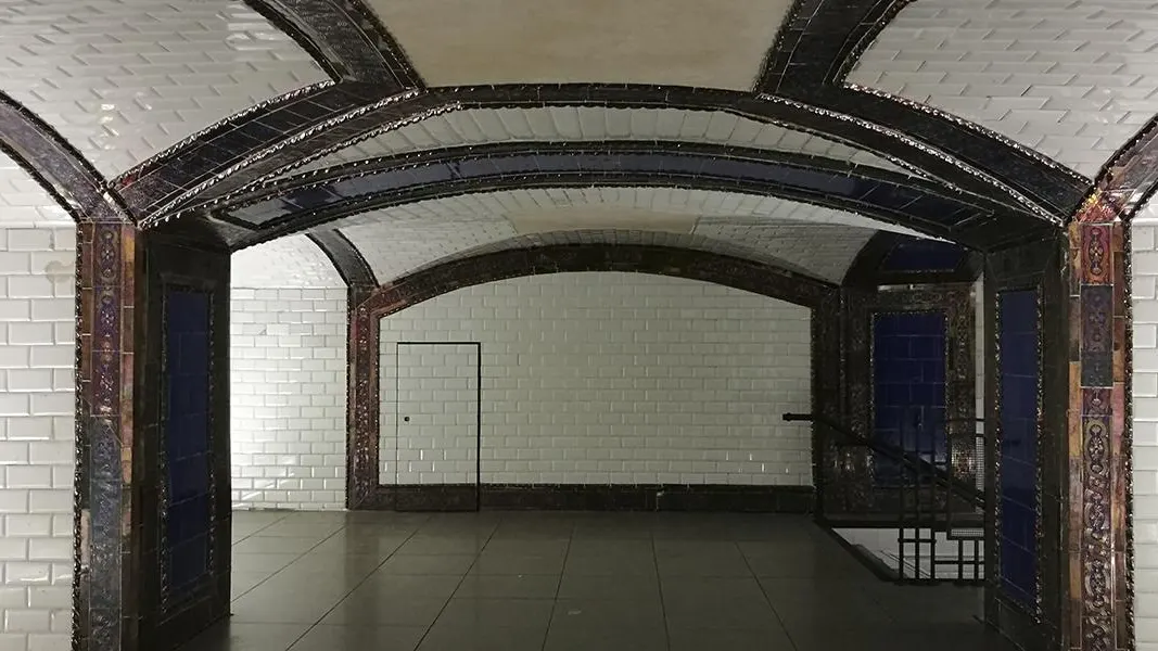 Antiguo vest&iacute;bulo de la estaci&oacute;n de Metro de Pac&iacute;fico en Madrid
