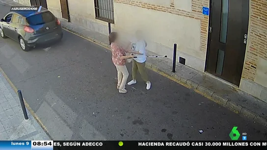 El vídeo del momento en el que asaltan a una mujer con la técnica del 'abrazo cariñoso' en Nava del Rey (Valladolid) El vídeo del momento en el que asaltan a una mujer con la técnica del 'abrazo cariñoso' en Nava del Rey (Valladolid)