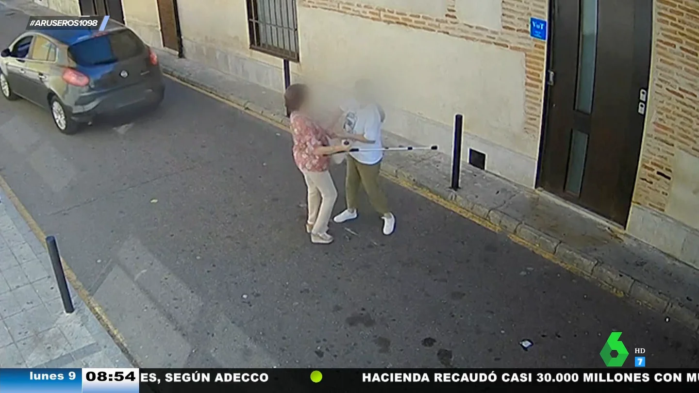 El vídeo del momento en el que asaltan a una mujer con la técnica del 'abrazo cariñoso' en Nava del Rey (Valladolid) El vídeo del momento en el que asaltan a una mujer con la técnica del 'abrazo cariñoso' en Nava del Rey (Valladolid)