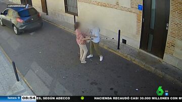 El vídeo del momento en el que asaltan a una mujer con la técnica del 'abrazo cariñoso' en Nava del Rey (Valladolid)