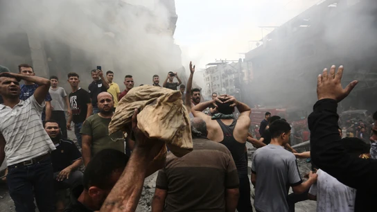 Palestinos reaccionan después de hallar un cadáver entre los escombros de un edificio después de un ataque israelí en la Franja de Gaza Palestinos reaccionan después de hallar un cadáver entre los escombros de un edificio después de un ataque israelí en la Franja de Gaza