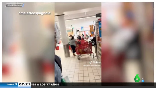 El polémico truco viral de los franceses sobre cómo hacer la cola en el supermercado El polémico truco viral de los franceses sobre cómo hacer la cola en el supermercado