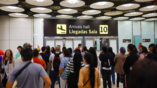 Un grupo de personas espera a los viajeros con vuelo procedente de Tel Aviv (Israel) en el aeropuerto de Barajas- Un grupo de personas espera a los viajeros con vuelo procedente de Tel Aviv (Israel) en el aeropuerto de Barajas-