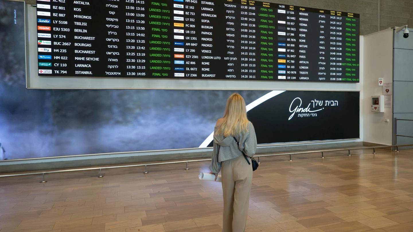 Imagen de archivo de una joven en el Aeropuerto Internacional de Ben Gurión, a las afueras de Tel Aviv, Israel Imagen de archivo de una joven en el Aeropuerto Internacional de Ben Gurión, a las afueras de Tel Aviv, Israel