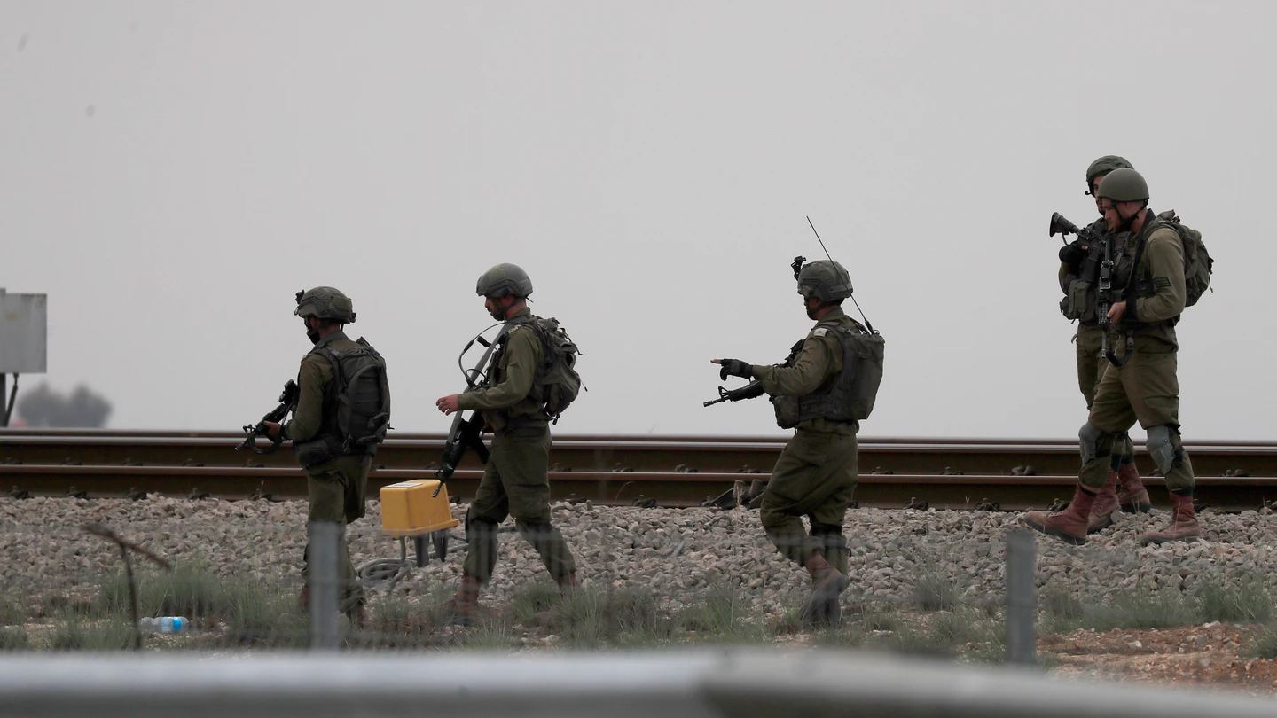 Soldados israelíes patrullan junto a la frontera con Gaza Soldados israelíes patrullan junto a la frontera con Gaza