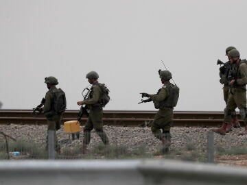 Israel mobilizes 300,000 reservists and sends planes to bring Israelis from abroad