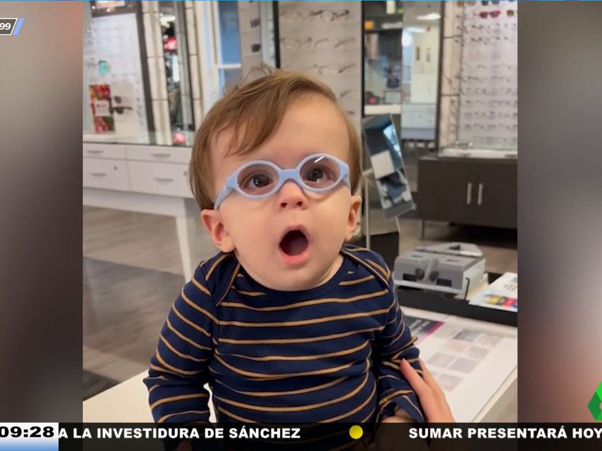 La divertida reaccion de unos bebes cuando se prueban unas gafas y ven bien por primera vez en su vida