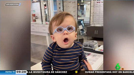 La divertida reacción de unos bebés cuando se prueban unas gafas y ven bien por primera vez en su vida La divertida reacción de unos bebés cuando se prueban unas gafas y ven bien por primera vez en su vida