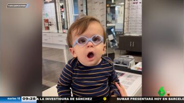 La divertida reacción de unos bebés cuando se prueban unas gafas y ven bien por primera vez en su vida