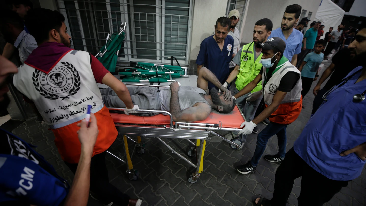 Los servicios de emergencias trasladan a los palestinos heridos al hospital en Gaza. Los servicios de emergencias trasladan a los palestinos heridos al hospital en Gaza.