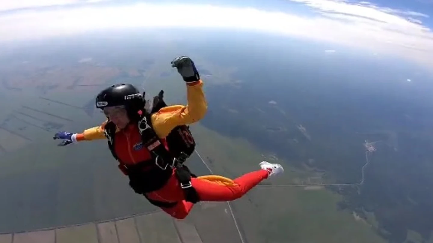 Un instructor de paracaidismo rescata a una mujer en caída libre a más 200 km/h Un instructor de paracaidismo rescata a una mujer en caída libre a más 200 km/h