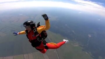 Un instructor de paracaidismo rescata a una mujer en caída libre a más 200 km/h
