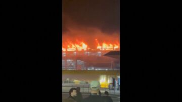 Un gran incendio obliga a suspender todos los vuelos en el aeropuerto londinense de Luton
