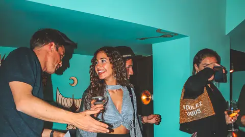 Varios jóvenes en un evento Varios jóvenes en un evento