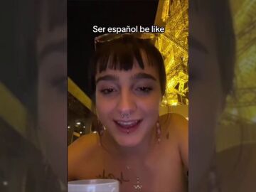 Una española se sube a la Torre Eiffel de París y la gente está alucinando con lo que ha hecho en el restaurante