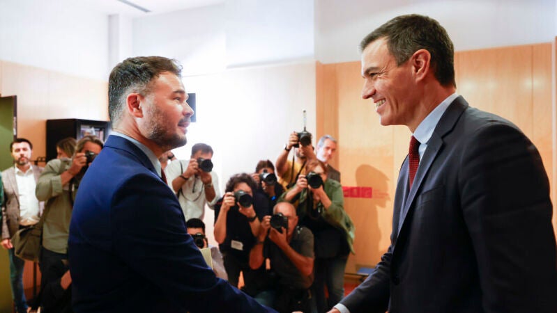 El portavoz de ERC en el Congreso, Gabriel Rufián, saluda a Pedro Sánchez