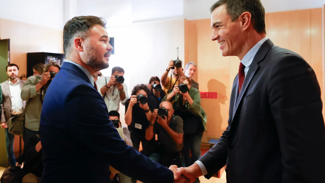 El portavoz de ERC en el Congreso, Gabriel Rufián, saluda a Pedro Sánchez/ EFE/ Javier Lizón