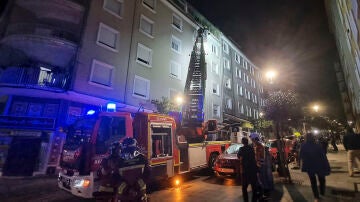 Bomberos y policías intervienen en el incendio del edificio número 6 de la calle Alfonso X de la localidad gallega Vigo 
