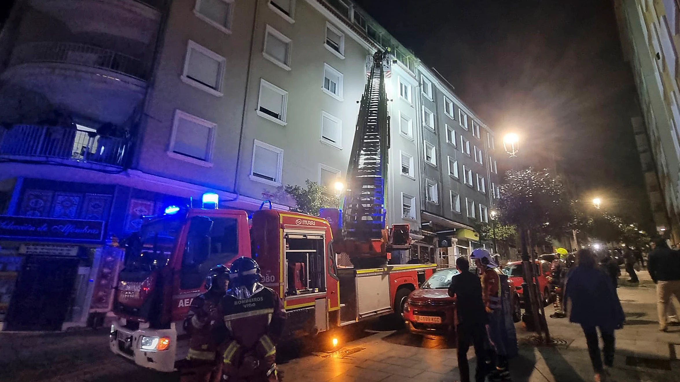 Bomberos y policías intervienen en el incendio del edificio número 6 de la calle Alfonso X de la localidad gallega Vigo 