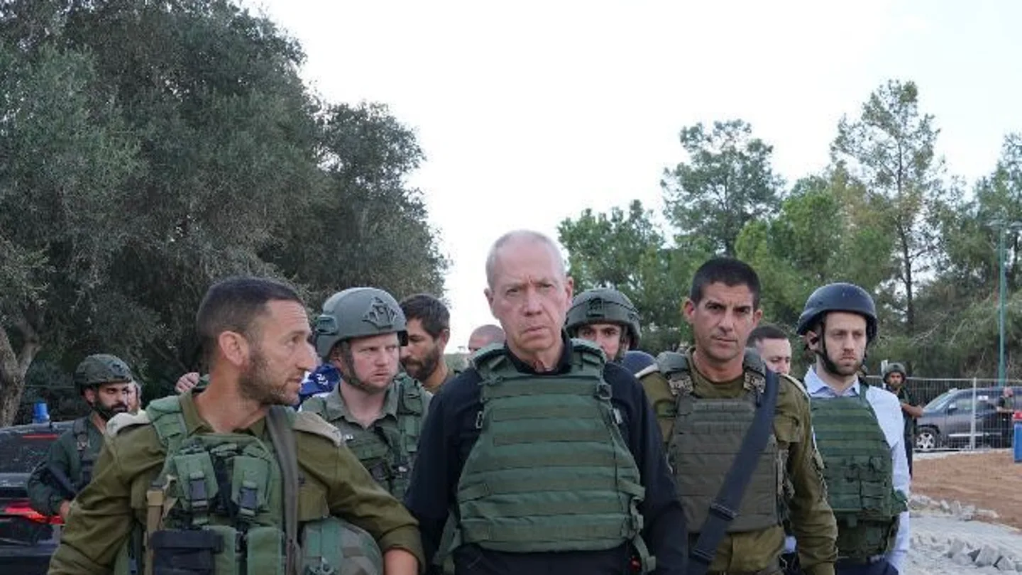 El ministro de Defensa, Yoav Gallant, habla con los soldados en la frontera con Gaza. El ministro de Defensa, Yoav Gallant, habla con los soldados en la frontera con Gaza.