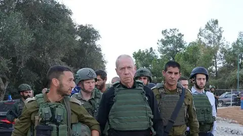 El ministro de Defensa, Yoav Gallant, habla con los soldados en la frontera con Gaza.