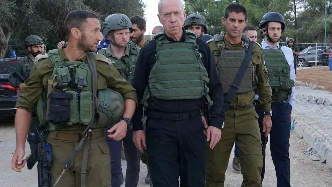 El ministro de Defensa, Yoav Gallant, habla con los soldados en la frontera con Gaza.