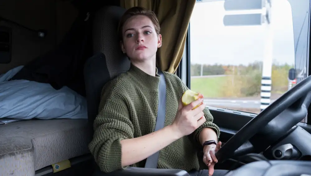 Camionera comiendo una manzana 