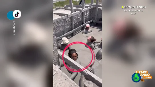 Una chica tiene un 'accidente' en una piscina de barro que no puede esconder Una chica tiene un 'accidente' en una piscina de barro que no puede esconder