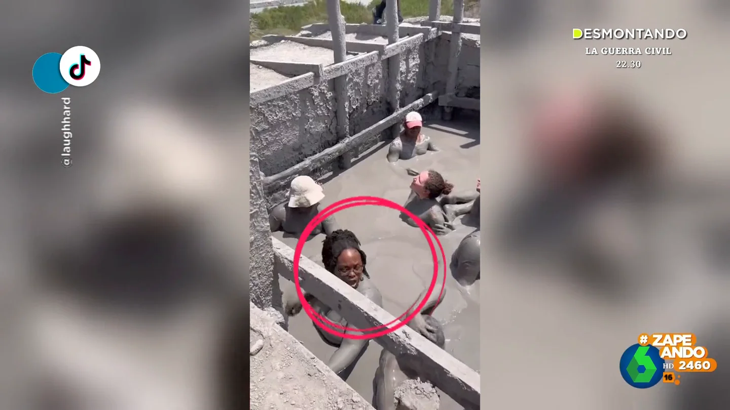 Una chica tiene un 'accidente' en una piscina de barro que no puede esconder Una chica tiene un 'accidente' en una piscina de barro que no puede esconder