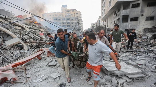 Palestinos cargan el cuerpo de un hombre muerto después de los ataques israelíes, tras un ataque sorpresa de Hamás. Palestinos cargan el cuerpo de un hombre muerto después de los ataques israelíes, tras un ataque sorpresa de Hamás.