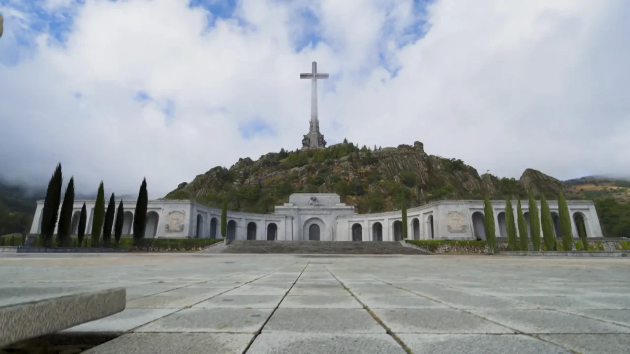 Qué se esconde bajo la cruz del Valle de los Caídos: este es el túnel que llega hasta la basílica