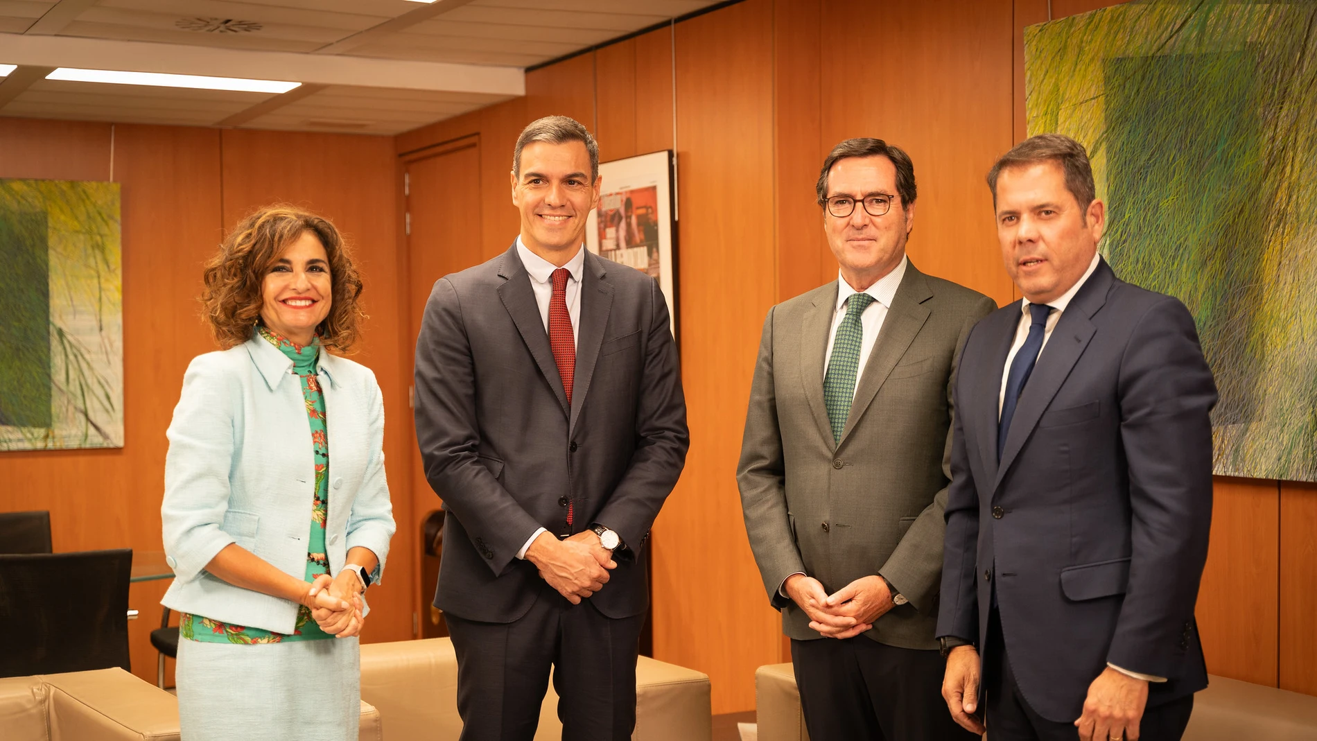 Pedro Sánchez y María Jesús Montero, junto a los líderes de la CEOE y CEPYME, Antonio Garamendi y Gerardo Cuerva