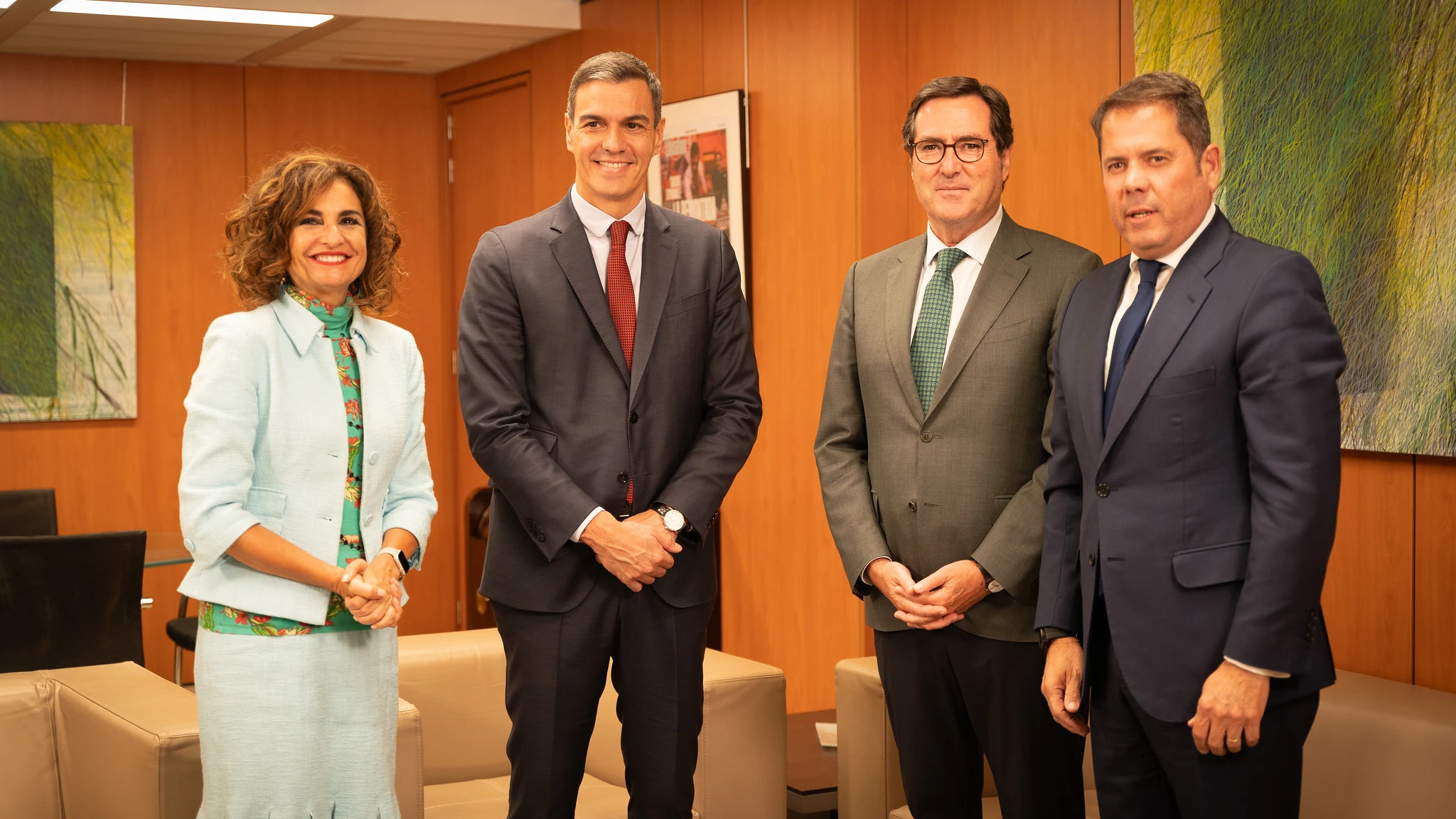 Pedro Sánchez y María Jesús Montero, junto a los líderes de la CEOE y CEPYME, Antonio Garamendi y Gerardo Cuerva