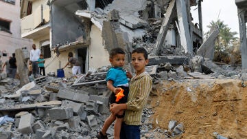 Dos niños palestinos sobre los escombros de Khan Younis, en el sur de la Franja de Gaza
