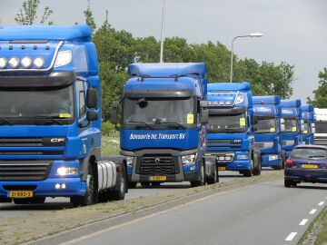 Grupo de camiones en carretera 