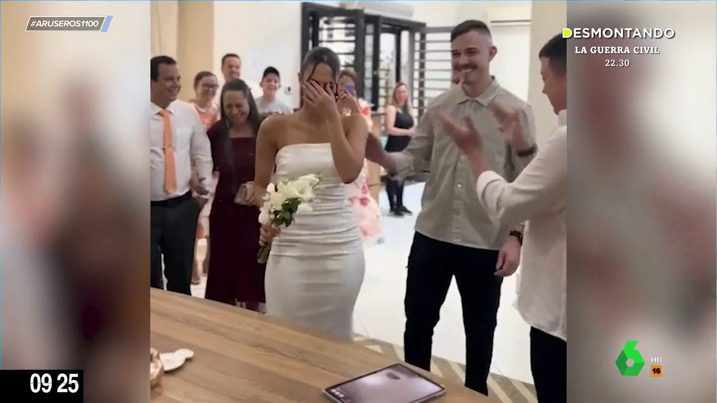 Un novio se presenta en el altar en el último minuto para darle una sorpresa a su novia, aunque iban a casarse a distancia Un novio se presenta en el altar en el último minuto para darle una sorpresa a su novia, aunque iban a casarse a distancia