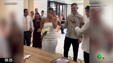 Un novio se presenta en el altar en el último minuto para darle una sorpresa a su novia, aunque iban a casarse a distancia