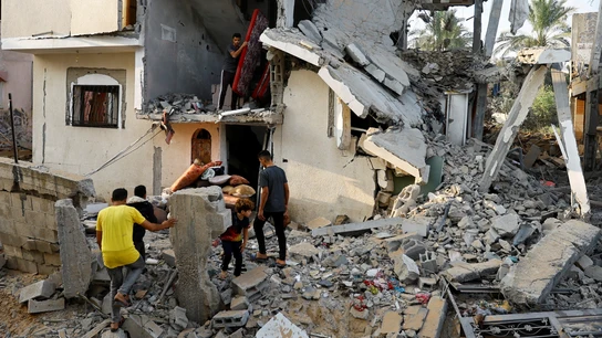 Los palestinos sacan pertenencias de una casa dañada en Khan Younis, en el sur de Gaza Los palestinos sacan pertenencias de una casa dañada en Khan Younis, en el sur de Gaza