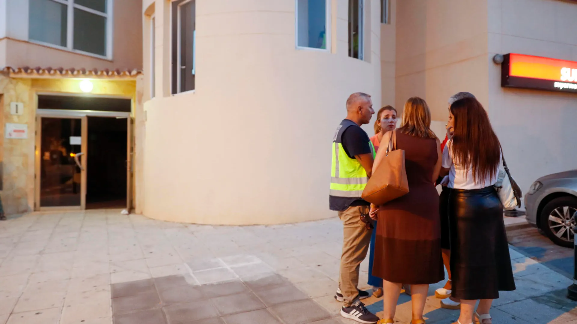 Entrada del edificio donde murió la última asesinada por violencia machista.