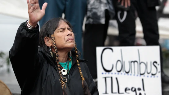 Un miembro de la tribu Cowichan en una protesta contra el Columbus Day en Seattle, Estados Unidos, en 2011 Un miembro de la tribu Cowichan en una protesta contra el Columbus Day en Seattle, Estados Unidos, en 2011